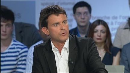 Manuel Valls répond aux questions d'Yves Calvi dans Mots Croisés, lundi 12 septembre, sur France 2. (France 2)