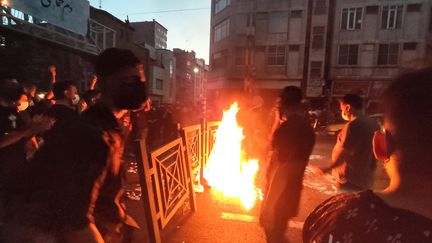 Des manifestants dans les rues de la capitale iranienne Téhéran, le 21 septembre 2022. (AFP)