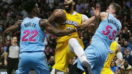 Anthony Davis (Los Angeles Lakers) pris en tenaille par le duo Jimmy Butler - Duncan Robinson (Miami Heat) (RHONA WISE / EPA)