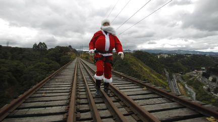 Quelques heures apr&egrave;s avoir commenc&eacute; sa tourn&eacute;e, le P&egrave;re No&euml;l a d&eacute;j&agrave; parcouru plus de 40 000 km, selon Google.&nbsp; (JORGE DAN LOPEZ / REUTERS)