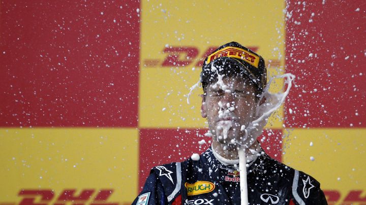 Sebastian Vettel sur le podium du Grand Prix du Japon, le 9 octobre 2011.&nbsp; (TORU HANAI / REUTERS)