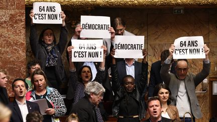 Des députés de la Nupes protestant contre la réforme des retraites à l'Assemblée nationale le 16 mars 2023 (FRED DUGIT / MAXPPP)