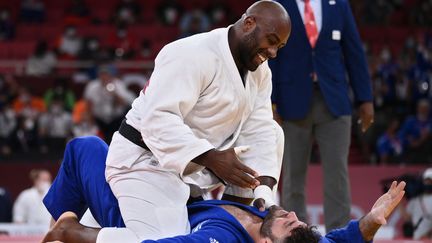 Teddy Riner lors de sa victoire face à Or Sasson au cours de l'épreuve par équipes mixte aux Jeux olympiques de Tokyo, le 31 juillet 2021.
 (FRANCK FIFE / AFP)