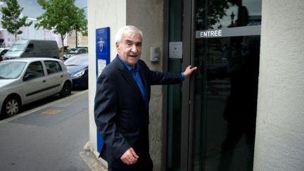 L'ex-patron des RG Yves Bertrand arrive à la brigade de protection des mineurs pour être entendu (10 juin 2011) (AFP / Martin Bureau)