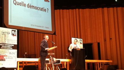 François Bayrou face à Nicolas Demorand lors des Assises du journalisme de Poitiers le 08/11/2011 (CJ)