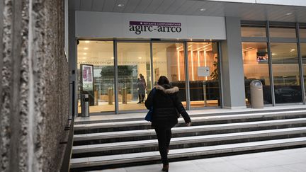 Une usagère entre dans les locaux de l'Agirc-Arrco à Paris, le 6 janvier 2023. (EMMANUEL DUNAND / AFP)