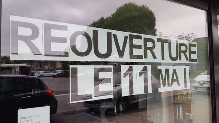 Un salon de coiffure annonce sa réouverture le 11 mai 2020, en Bretagne. (CHERBONNEL / RADIO FRANCE)