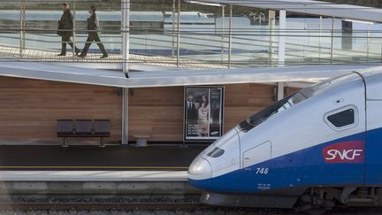 Un train reliant Belfort &agrave; Montb&eacute;liard en gare de Meroux (Territoire de Belfort), le 1er d&eacute;cembre 2011. (SEBASTIEN BOZON / AFP)