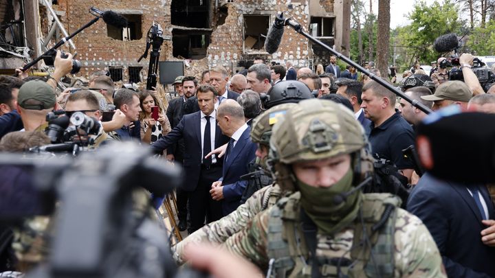 Emmanuel Macron, Olaf Scholz et Klaus Iohannis visitent la ville d'Irpin, au nord Kiev (Ukraine), le 16 juin 2022. (LUDOVIC MARIN / AFP)