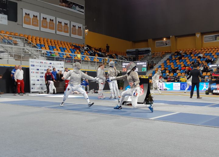 Cécilia Berder (à droite) en plein combat lors de l'étape de coupe du monde de Sabre d'Orléans (Fabrice Rigobert Radio France)