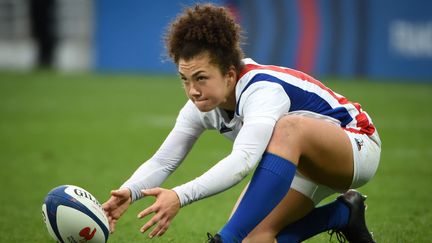 La demi d'ouverture Caroline Drouin de l'équipe de France, lors du test-match contre la Nouvelle-Zélande, le 13 novembre 2021. (GAIZKA IROZ / AFP)