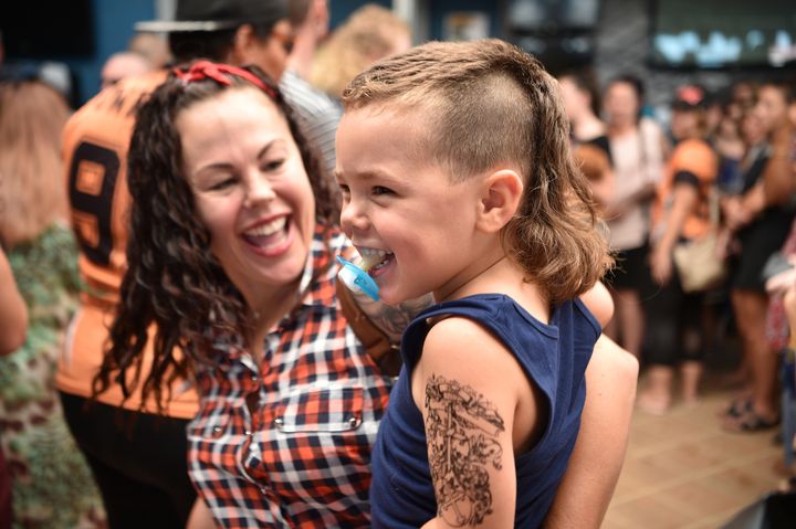 Un enfant au festival de la coupe mulet, à Kurri Kurri (Australie), le 24 février 2018. (PETER PARKS / AFP)