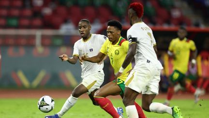 Le Camerounais Clinton Njie&nbsp;au duel avec les défenseurs du Cap Vert, Dylan Tavares et Stopira, lors du match de phase de poules de la CAN, le 17 janvier 2022. (KENZO TRIBOUILLARD / AFP)