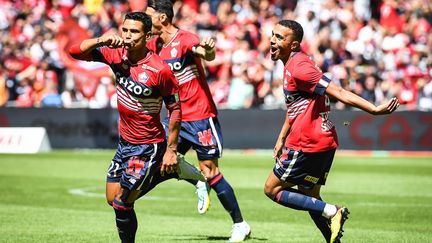 Les Lillois célèbrent le but de Benjamin André face à Auxerre,&nbsp;au stade Pierre-Mauroy (Nord), le 7 août 2022. (MATTHIEU MIRVILLE via AFP)