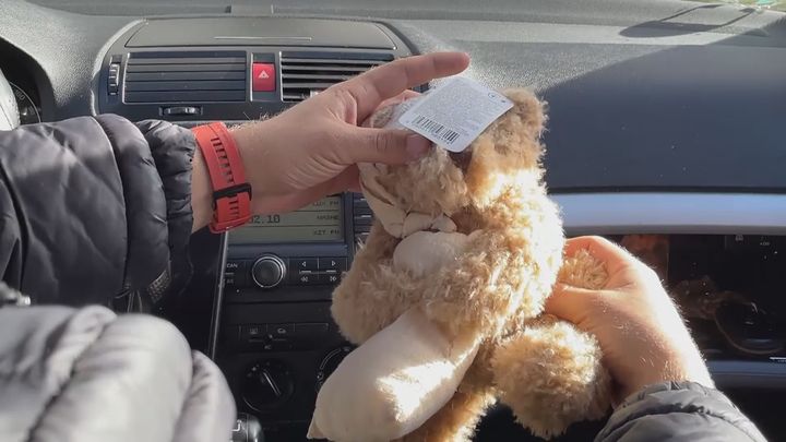 Andrei conserve dans la boîte à gants de sa voiture une peluche qu'il offrira à son fils quand il le retrouvera. (MAURINE MERCIER / FRANCEINFO / RADIO FRANCE)