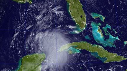 Image satellite de la temp&ecirc;te Karen en formation dans le sud du golfe du Mexique, le 3 octobre 2013.&nbsp; (NAVAL REASEARCH LABORATORY / AFP)