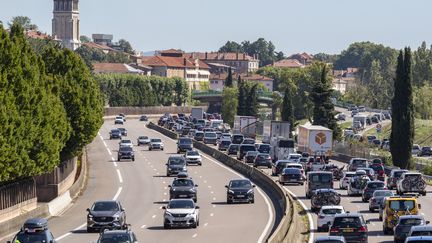 Des bouchons à Valence (Drôme), le 9 juillet 2022.&nbsp; (CAROLINE PAUX / HANS LUCAS / AFP)