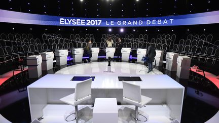 Préparatifs du débat de la présidentielle, le 4 avril 2017. (LIONEL BONAVENTURE / AFP)