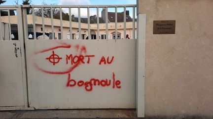 L'inscription "Mort au bougnoule" sur la porte de la mosquée d'Octeville, dans la Manche. (BENOIT MARTIN / FRANCE BLEU COTENTIN / RADIO FRANCE)