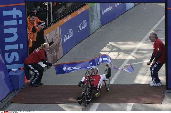 Le cycliste handisport Edward Maalouf franchit la ligne d'arrivée du marathon de New York, le 5 novembre 2006. (SETH WENIG / AP / SIPA)