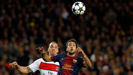 Zlatan Ibrahimovic (PSG) et Jordi Alba (Barcelone), mercredi 10 avril 2013 au Camp Nou de Barcelone (Espagne), en quarts de finale de Ligue des champions. (EMILIO MORENATTI / AP / SIPA)