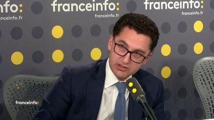 Le directeur général du groupe Canal+, Maxime Saada, dans le studio de franceinfo, le vendredi 9 mars 2018. (FRANCEINFO / RADIOFRANCE)