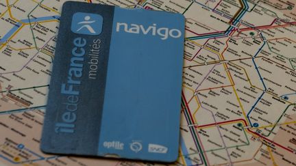 Un pass Navigo sur un plan de métro, à Paris, le 30 novembre 2022. (SERGE TENANI / HANS LUCAS / AFP)