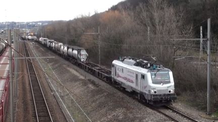 Un train de marchandises de 1 500 m&egrave;tres de long a circul&eacute; entre Sibelin et N&icirc;mes, le 18 janvier 2014. (YOUTUBE / FRANCETV INFO)