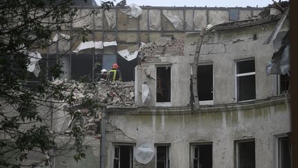 Un immeuble résidentiel partiellement détruit par une frappe à Lviv (Ukraine), le 6 juillet 2023. (YURIY DYACHYSHYN / AFP)