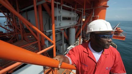 Ingénieur ivoirien sur une plateforme offshore, située à 100 km d'Abidjan en novembre 2009. Un gisement de gaz naturel appelé Foxtrot a été découvert en 1999.&nbsp; (ISSOUF SANOGO / AFP)