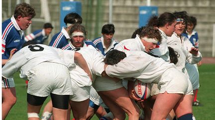 La France affronte l'Angleterre en demi-finale du Championnat d'Europe féminin de rugby, à Nice (Alpes-Maritimes), le 4 avril 1997. (ALAIN FULCONIS / AFP)