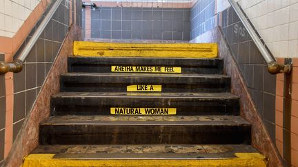 Les inscriptions "Aretha m'a fait me sentir comme une femme naturelle" collées dans le métro de New York, le 16 août 2018. (ANGELA WEISS / AFP)