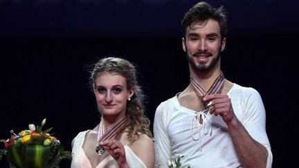 La médaille d'or des Mondiaux 2015 autour du cou pour Gabriella Papadakis et Guillaume Cizeron