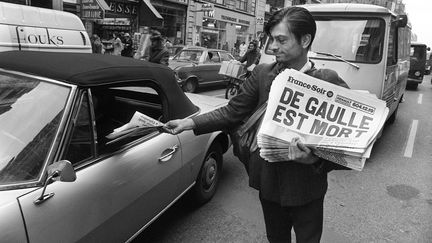 Un vendeur de rue propose à un automobiliste le journal "France-Soir" annonçant la mort du général de Gaulle, le 10 novembre 1970, rue Réaumur à Paris. (AFP)