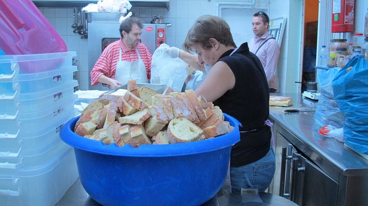 Des b&eacute;n&eacute;voles pr&eacute;parent les repas gratuits servis au centre Galini, &agrave; Ath&egrave;nes (Gr&egrave;ce), le 14 juillet 2015. (ARIANE NICOLAS / FRANCETV INFO)