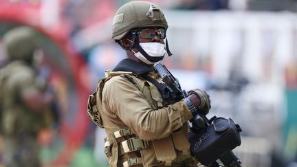 Un soldat camerounais lors de la cérémonie d'ouverture de la Coupe d'Afrique des nations, le dimanche 9 janvier 2022. (KENZO TRIBOUILLARD / AFP)