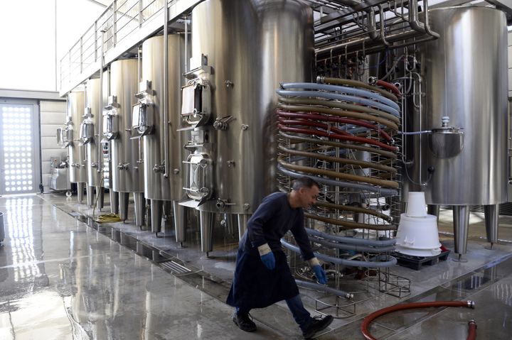 L'intérieur du nouveau chai, avec ses dizaines de cuves en inox.
 (JEAN-PIERRE MULLER / AFP)