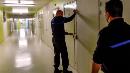 Des surveillants pénitentiaire à la prison de Vendin-Le-Vieil (Pas-de-Calais).&nbsp; (PHILIPPE HUGUEN / AFP)