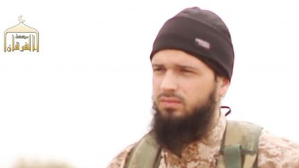 Le jihadiste français Maxime Hauchard, originaire d'un village à 30 km de Rouen (Seine-Maritime) dans une vidéo du groupe Etat islamique, diffusée le 16 novembre 2014. (AL-FURQAN MEDIA / AFP)