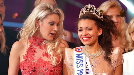 Auline Grac (&agrave; dr.), tout juste &eacute;lue "Miss Prestige national" 2013, pose aux c&ocirc;t&eacute;s de "Miss Prestige national" 2012, Christelle Roca, le 10 d&eacute;cembre 2012. (MIGUEL MEDINA / AFP)