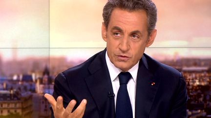 Le candidat &agrave; la pr&eacute;sidence de l'UMP Nicolas Sarkozy s'exprime,&nbsp;le 21 septembre 2014, sur le plateau du journal de 20 heures de France 2, &agrave; Paris. (FRANCE 2/AFP)