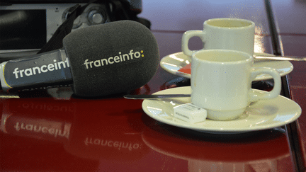 Chaque mercredi dans "Café République", franceinfo pose son micro dans une ville de France en vue du premier tour de l'élection présidentielle de mai 2017 (JEAN-CHRISTOPHE BOURDILLAT / RADIO FRANCE)