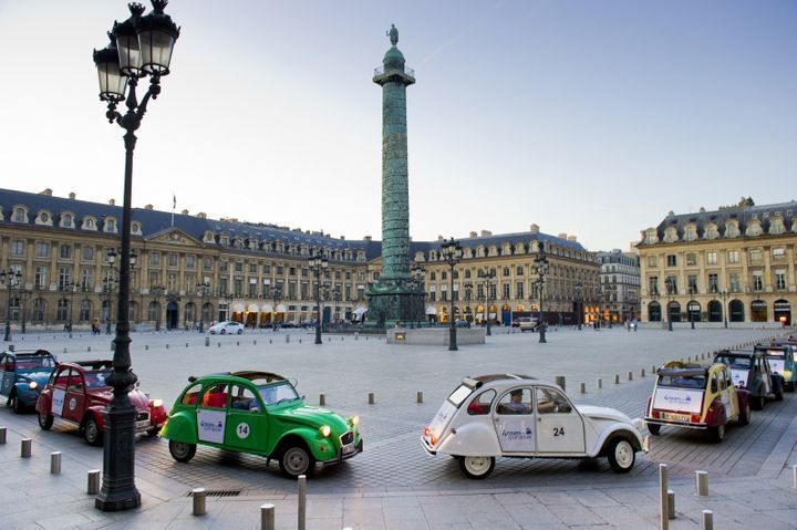 Balade en 2CV à Paris. (Quatre roues sous un parapluie)