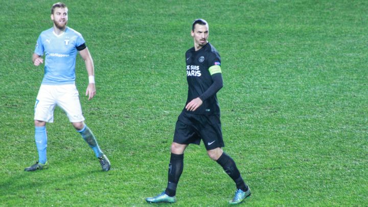 &nbsp; (Zlatan Ibrahimovic sur le pelouse de Malmö, en Suède, le 25 novembre 2015 ©Radio France/Franck Ballanger)