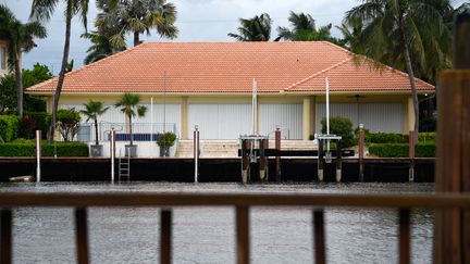 Une maison à Boca Raton en Floride où l'on se prépare à l'arrivée de l'ouragan Dorian, le 2 septembre 2019.&nbsp; (MICHELE EVE SANDBERG / AFP)