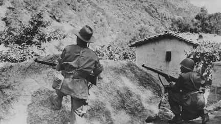 Unité de l'armée française traquant des indépendantistes algériens, le 13 juillet 1956, en Algérie. (PHOTOSVINTAGES / PHOTOSVINTAGES)