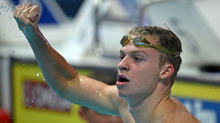 Léon Marchand à l'issue de sa course et de son titre sur le 400 m 4 nages lors des championnats du monde de natation, le 18 juin 2022. (FERENC ISZA / AFP)