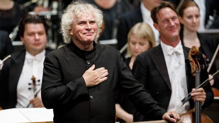 Simon Rattle lors de son premier concert en tant que chef d'orchestre de l'Orchestre Symphonique de Londres, en 2017.&nbsp; (TOLGA AKMEN / AFP)