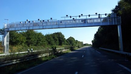 Un portique écotaxe sur la RN65, au niveau de Melgven (Finistère), le 8 octobre 2013.&nbsp; (MAXPPP)