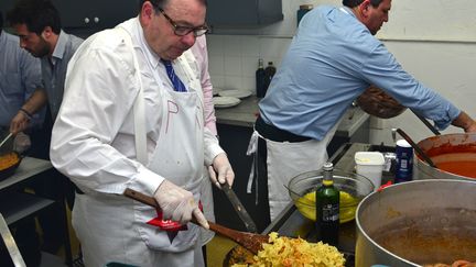 A l&rsquo;occasion de la Journ&eacute;e des droits des femmes, le 8 mars 2014,&nbsp;le candidat socialiste &agrave; Marseille (Bouches-du-Rh&ocirc;ne), Patrick Mennucci, pr&eacute;pare un repas pour ses colisti&egrave;res. (CITIZENSIDE / GEORGES ROBERT / AFP)